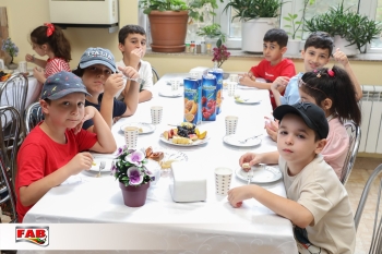 Yay məktəbi şagirdlərindən ibarət  qrup FAB Boyada