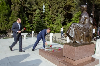 “FAB” Şirkətlər Qrupunun kollektivi Fəxri xiyabanı ziyarət edib