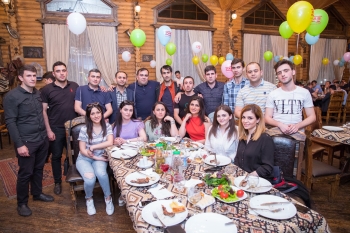 FAB Boya kollektivi iftar süfrəsi arxasında